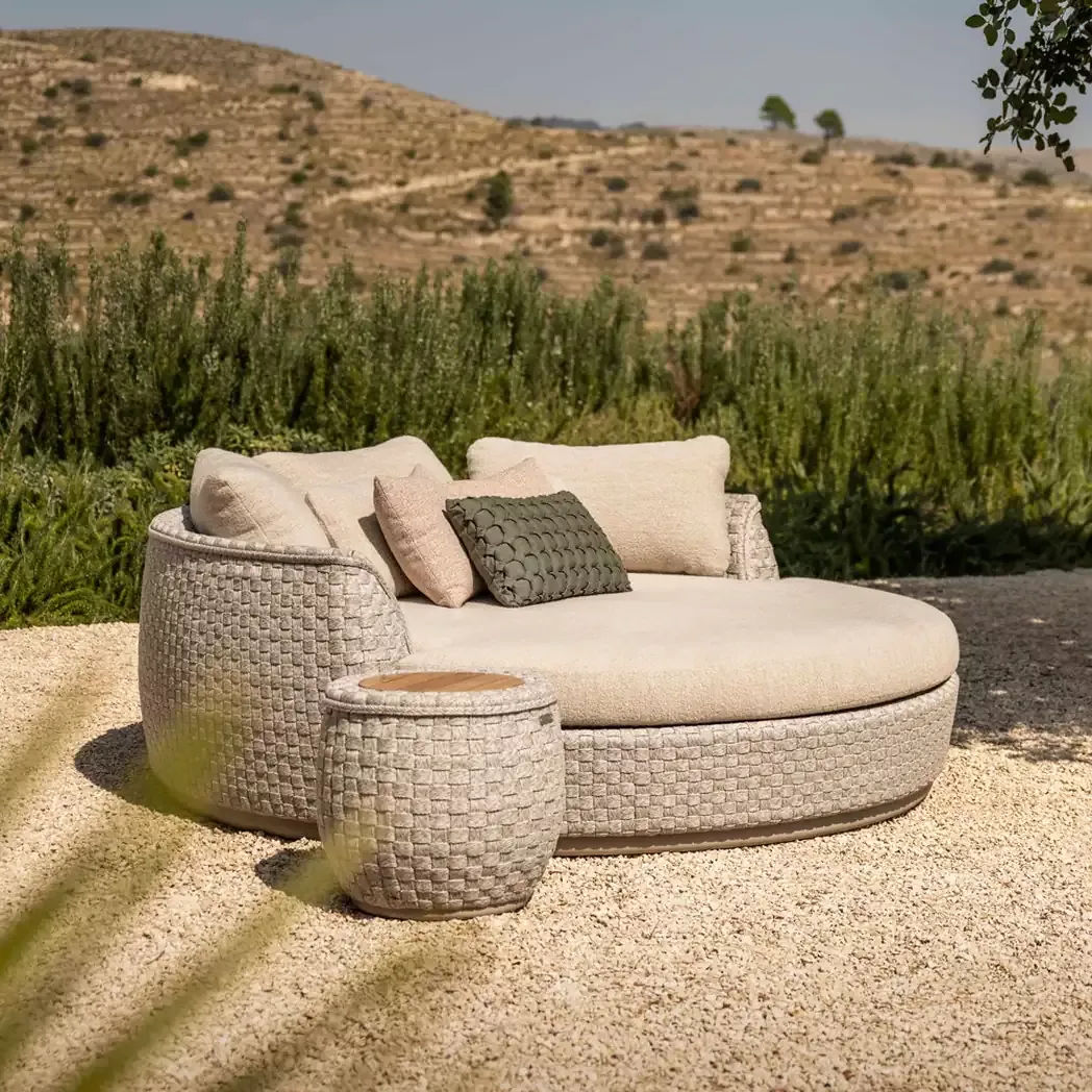 Photo inspiration: Luxury Rentals With Private Outdoor Daybeds Reference: Luxury Outdoor Daybed Tondo By Jardinico