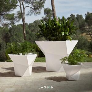 𝑯𝒆𝒍𝒍𝒐 𝑴𝒂𝒚 🤍

Tall and shaped planters are the new talk of exterior designers; you don’t need to bend. 

The Faz Planters, from @vondomslu created by the renowned designer Ramón Esteve, add a unique touch to your contemporary gardens or upscale hotel terraces giving your visitors an aesthetic allure for stunning photos on the terrace.

They are available in Vondom's iconic basic colors and can be customized with a lacquer finish. 
.
.
.
.
#vivalagoon #outdoorplanters #exteriordecor #interiordesigninspo #instainteriordesign #interiordesignlondon #instainterior #livingspaces #plantersofinstagram #interiordesignersofinsta #homestyle #luxuryhomes #luxuryspaces #luxuryinteriordesign #homeaccount #homeinspo #outdoorstyling #gardenstyling #gardendecor #homedesigner #gardendecor #gardendesign #decortips #outdoorlights #planters #porchdecor #plantsofinstagram #frontporch